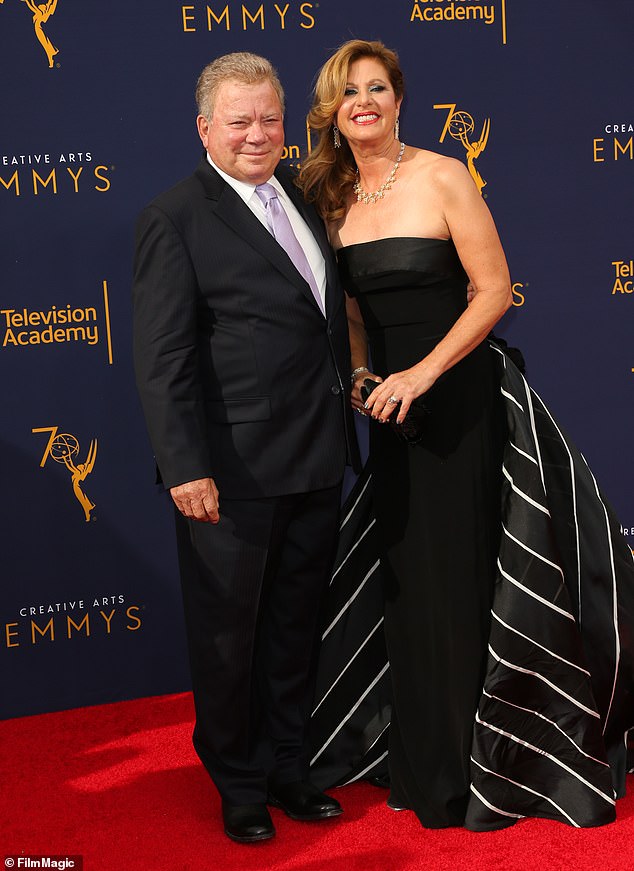 الممثل الأسطوري متحمس للطهي ويحب العبث بالوصفات، لذلك من السهل الافتراض أنه ساعد في الطهي؛ في الصورة مع زوجته إليزابيث في 8 سبتمبر