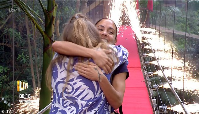 استقبلت صديقتها ريجان كولمان أليكس، البالغة من العمر 41 عامًا، على جسر أنا أحد المشاهير.