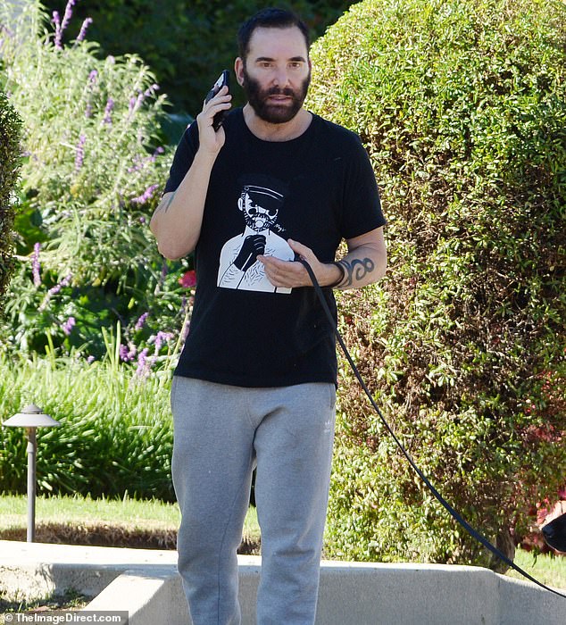 لقد عمل جنبًا إلى جنب مع عدد من المشاهير على مر السنين بما في ذلك شير وسالي فيلد وإريك ستولتز