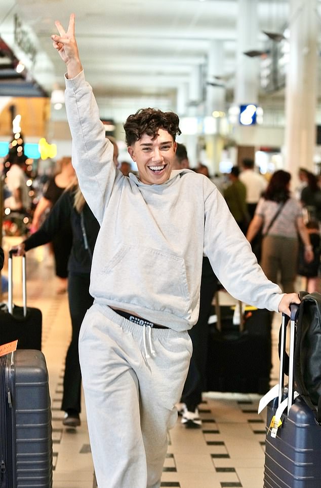 كان مؤثر الجمال المثير للجدل يبتسم وهو يتجول في المطار مرتديًا مجموعة من العرق الرمادي