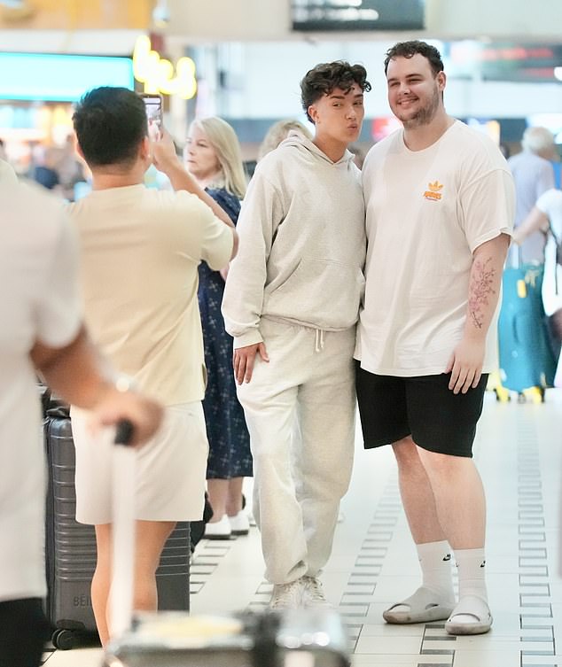 أضاف زوجًا من الأحذية الرياضية البيضاء المريحة إلى مظهره غير الرسمي، وتوقف للدردشة والتقاط الصور مع بعض المعجبين