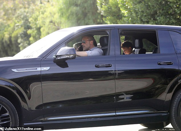 يأتي ذلك بعد وقت قصير من رؤية أفليك وهو يقود سيارته إلى منزل غارنر مع ابنهما صموئيل، 13 عامًا، وامرأة قد تكون والدته كريس بولدت.