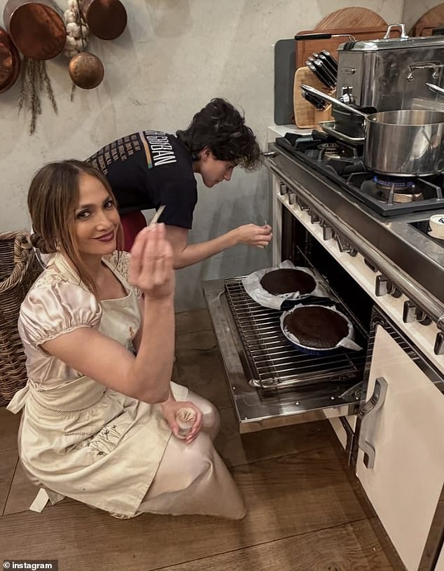 وقامت المغنية بتحميل سلسلة من اللقطات على صفحتها على إنستغرام يوم الخميس وهي تقضي وقتا ممتعا مع الطفلة إيمي، 17 عاما، داخل قصرها في بيل إير الذي تبلغ قيمته 52 مليون دولار والذي كانت تشاركه مع أفليك.