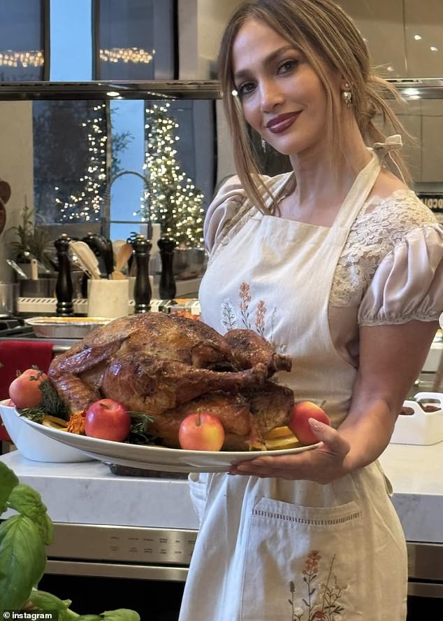 كما قدمت لوبيز - التي تم الانتهاء من طلاقها من أفليك في وقت سابق من هذا العام في يناير - لمحة عن عطلة عيد الشكر الخاصة بها.