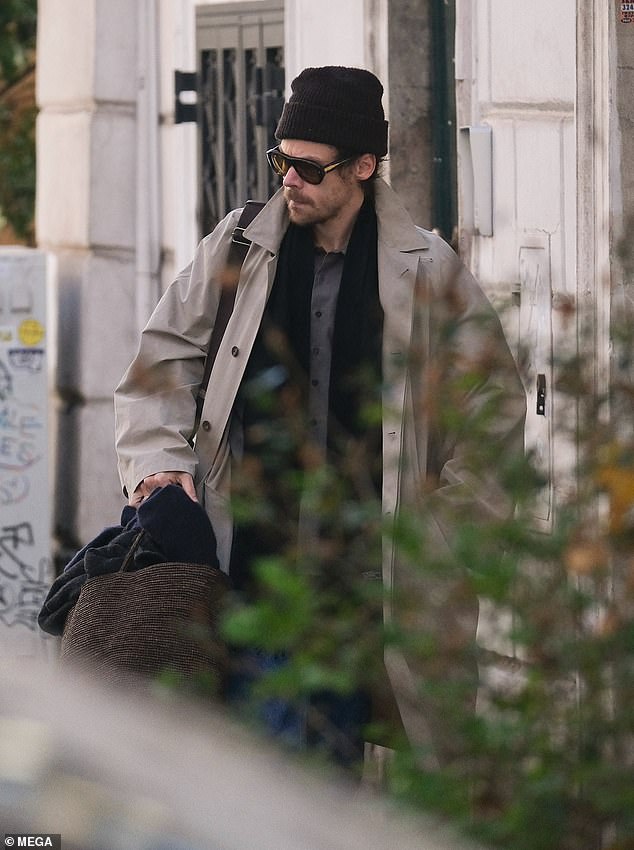 أثناء قيامه بنزهة منفردة يوم الجمعة، خرج هاري مرتديًا معطفًا كريميًا كبيرًا وسروال جينز أزرق مستقيم الساق وقميصًا رماديًا