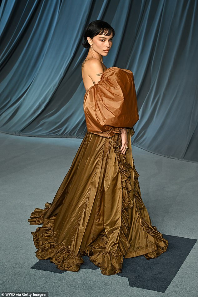 شوهد المغني البالغ من العمر 31 عامًا في روما هذا الأسبوع، حيث انضمت إليه صديقته زوي كرافيتز، 36 عامًا، قبل أيام (شوهدت زوي في لوس أنجلوس الشهر الماضي).