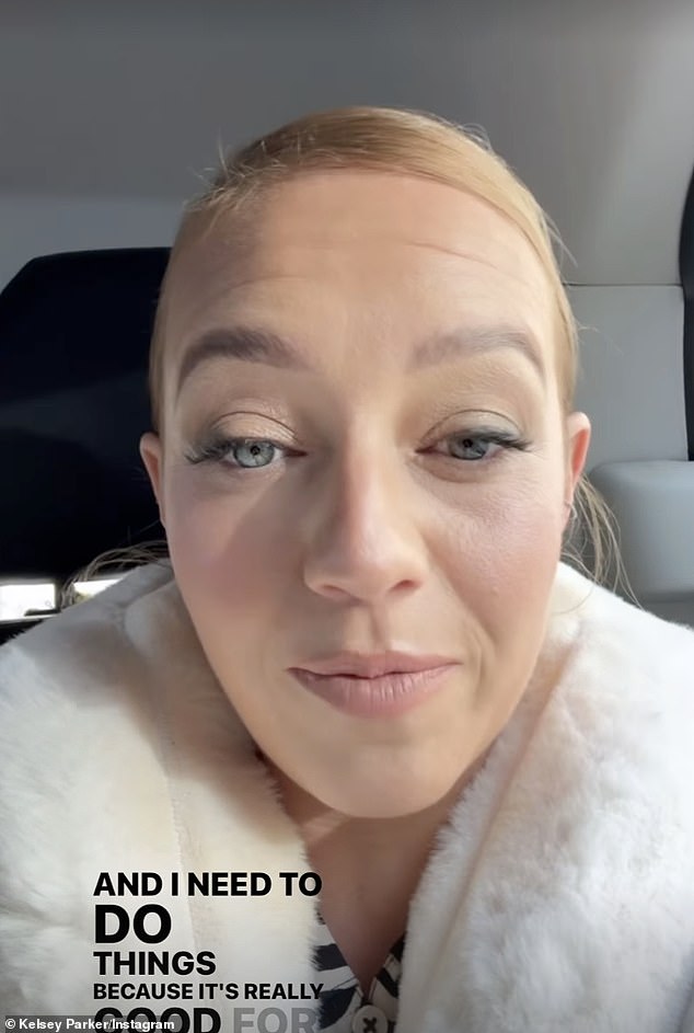 وتابعت: 'لا أعرف ما هي الكلمة، لأنه لا داعي للقلق حتى، لا أعرف ما هي الكلمة، أشعر ببعض القلق بشأن الخروج. لا يعني ذلك أنني لا أملك الطاقة، بل يبدو الأمر كما لو كنت تعرف متى يمكنك أن تقول لا، يمكنني فقط أن أقول، يمكنني أن أمنع نفسي من الذهاب.