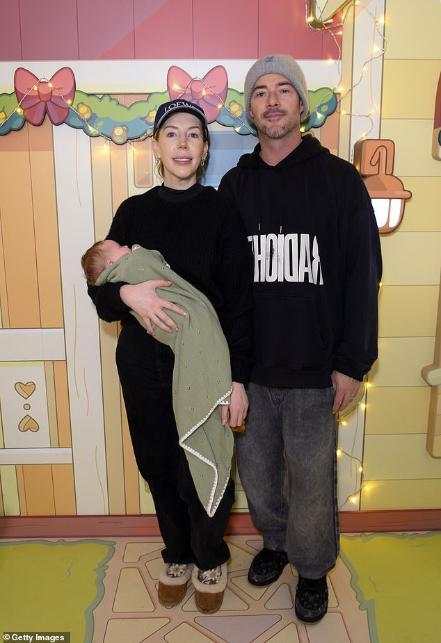 أكملت مظهرها بحذاء الباليه المسطح من UGG وقبعة بيسبول باللون الأزرق الداكن من Loewe، بينما كانت تمسك بالطفل الذي كان ملفوفًا دافئًا ببطانية خضراء.