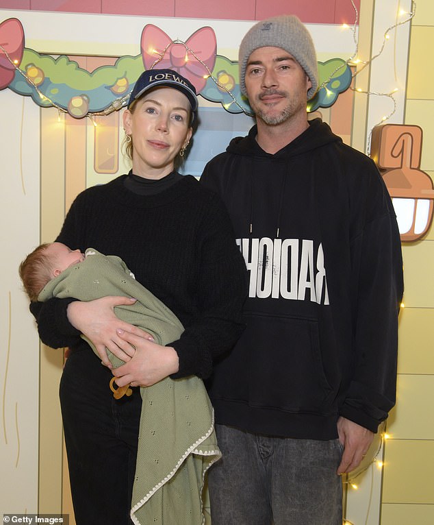 اختارت كاثرين إطلالة غير رسمية للنزهة الاحتفالية، حيث ارتدت كنزة سوداء ذات رقبة مستديرة مع بنطال مطابق