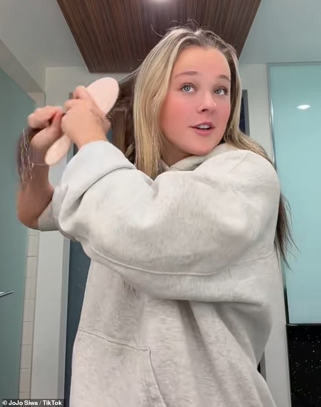 في المنشور المطول، تذكرت جوجو أنها كانت تعاني من ألم شديد وكانت بحاجة إلى مساعدة والدتها في ارتداء ملابسها قبل أن تنقلها خدمات الطوارئ إلى المستشفى.