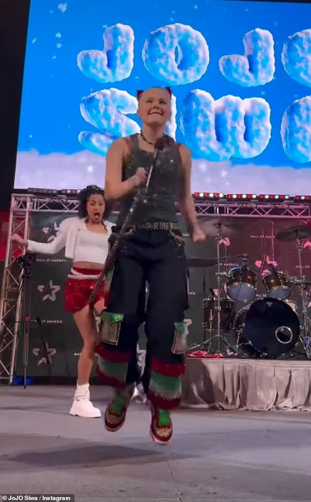 بعد أن أخبر المسعفون الراقصة أن الوضع يجب أن يحل من تلقاء نفسه، ارتدت وجهًا شجاعًا وواصلت عرضها المخطط له في أحد مراكز التسوق في مينيسوتا (في الصورة).