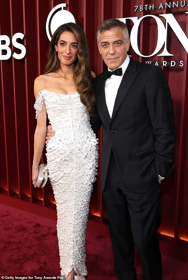 ولم يجد الاستقرار إلا بعد زواجه بأمل، حيث رحب الزوجان بالتوأم إيلا وألكسندر في يونيو 2017؛ (في الصورة يونيو 2025)