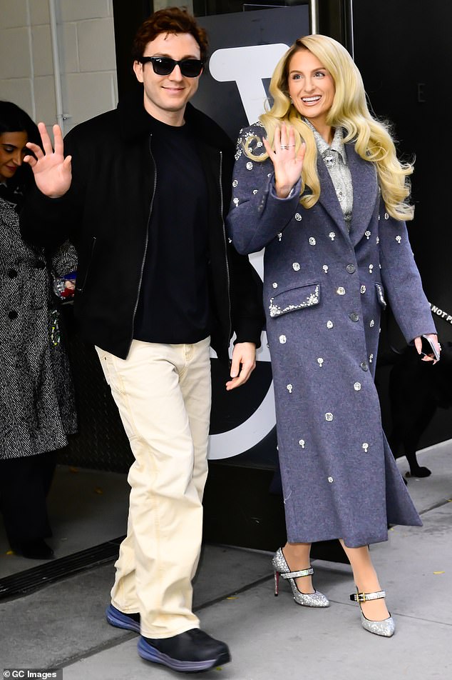 وجاء قرارها بعد أن قام زوجها داريل سابارا، الذي ظهرت في الصورة معه في 17 تشرين الثاني/نوفمبر، بزيارة طبيب نفساني قال: 