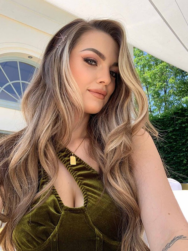 شوهدت بيبر آخر مرة يوم الأحد في تجمع للعطلات، وقد أطلق أصدقاؤها ناقوس الخطر عندما فشلت في الحضور لجلسة تصوير عرض الأزياء في اليوم التالي.