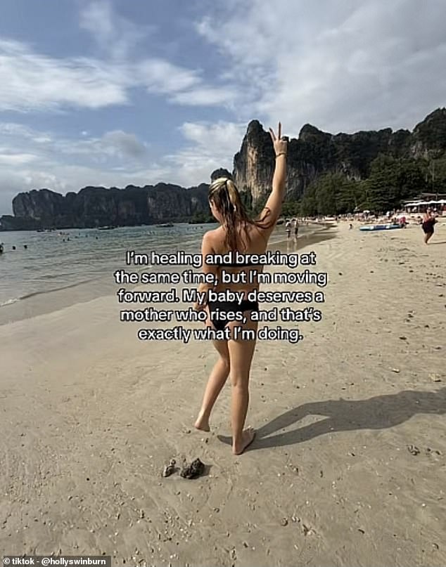 منذ أن تحدثت هولي، التي تستمتع حاليًا بعطلة عائلية في تايلاند، نشرت صورة لنفسها على الشاطئ بالبكيني مع رسالة ملهمة لنفسها