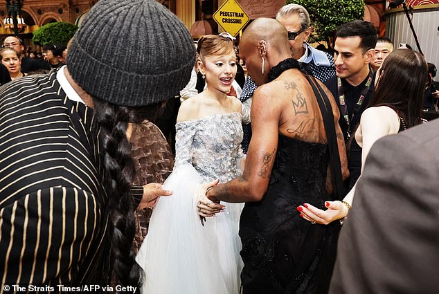 قامت سينثيا بمواساة أريانا المهتزة بشكل واضح بعد الهجوم المرعب