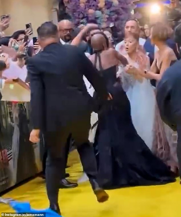 جاءت سينثيا لإنقاذ أريانا بعد أن نصب لها أحد المعجبين كمينًا في العرض الأول في سنغافورة في 13 نوفمبر.