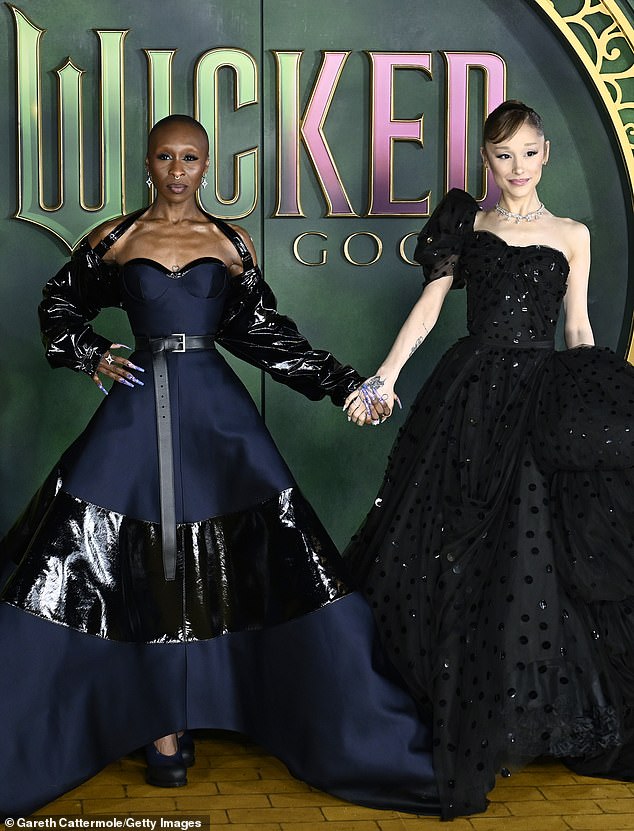 أريانا تقف شامخة في وجه الانتقادات بسبب مظهرها النحيف. الصورة في 10 نوفمبر