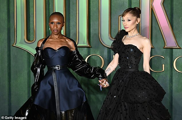 شبكت أريانا يديها مع النجمة سينثيا في العرض الأول لفيلم Wicked: For Good في لندن يوم 10 نوفمبر