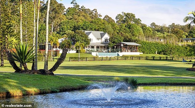 يقع العقار، المعروف باسم أفونلي بارك، على مساحة 3.2 هكتار على ضفاف نهر كوميرا، بعد بيعه بهدوء قبل المزاد المقرر له.