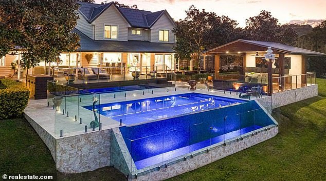 استحوذ نجم دوري كرة القدم الأمريكية المتقاعد وزوجته التي تحولت إلى سيدة أعمال على عقار بقيمة 4.6 مليون دولار في جوانابا، وهو جيب شبه ريفي في منطقة جولد كوست النائية