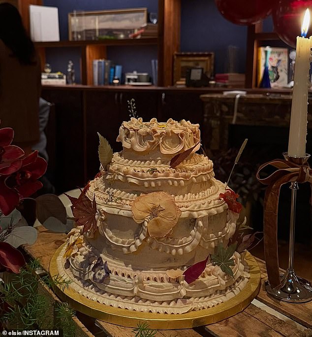 تم تناثر مجموعة متنوعة من الأوراق على كل طبقة من الكعكة والتي تحتوي على صقيع إضافي ومعقد على الجوانب