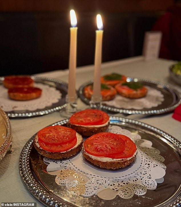 تمكنت إلسي وبيت وآخرون في الحفل من الاستمتاع ببوفيه من الخبز مع العديد من الإضافات المختلفة