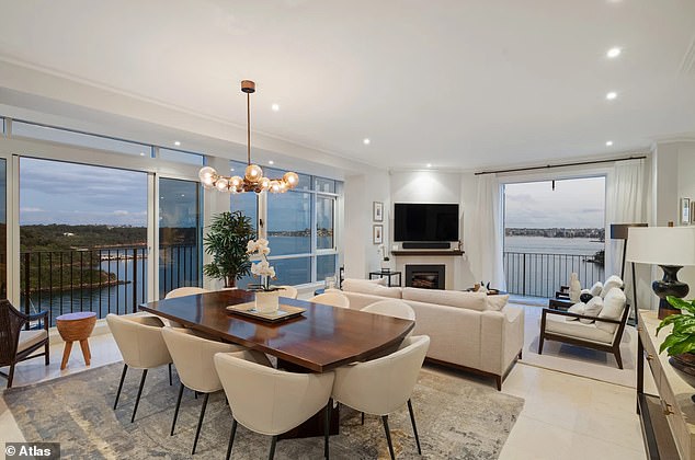 تم طرح شقة البنتهاوس المذهلة في السوق مرة أخرى في فبراير بسعر يتراوح بين 15 مليون دولار إلى 16.5 مليون دولار. ويعتقد أن ويلكنسون وفيتزسيمون وضعا أيديهما على العقارات الفاخرة في 