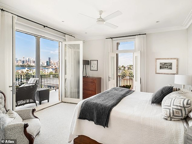 يعد السطح أحد المعالم الرئيسية، حيث يضم مرافق شواء تيبانياكي ومطبخ برجي 