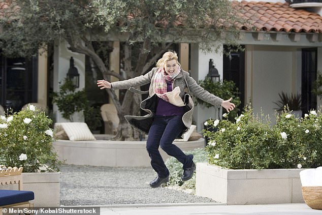 يحكي الفيلم الأصلي، الذي كتبه وأخرجه مايرز، قصة الصحفية إيريس المقيمة في ساري والتي قامت بتبادل المنازل مع أماندا (كاميرون)، منتجة المقاطع الدعائية للأفلام من هوليوود، بعد حزنهما الشديد.