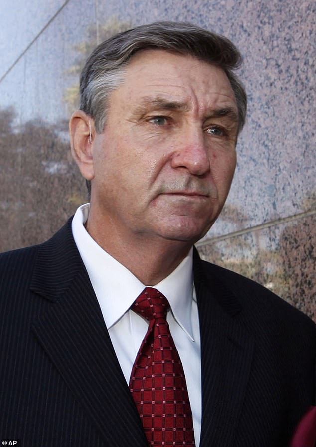 تزعم صحيفة ذا صن أن أحد العوامل وراء تحركها المحتمل هو أنها تخشى أن يكون والدها جيمي (شوهد) وأبناؤها شون بريستون وجايدن جيمس يخططون للتدخل في حياتها.