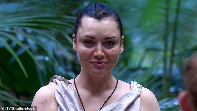 افتتحت حلقة الأمسية مع شونا وليزا في الصباح الأول كقائدة للمعسكر ونائبة، واستيقظ كلاهما مرتاحين تمامًا بعد ليلة نوم هانئة في منزل الشجرة المريح.