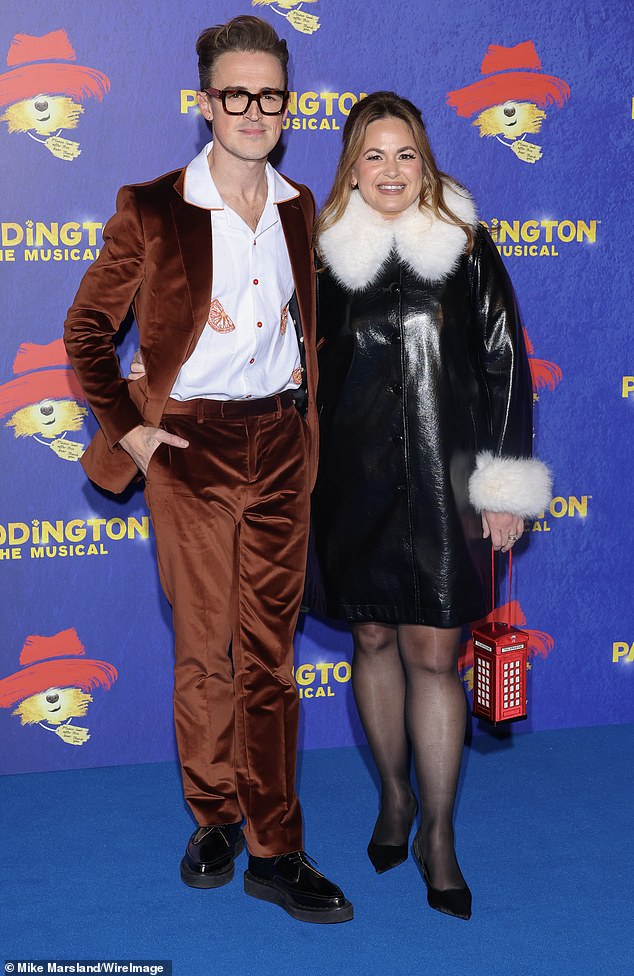 بدا نجم البوب ​​الذي دعمته زوجته الساحرة جيوفانا أنيقًا في بدلة مخملية بنية اللون وقميص أبيض مرسوم