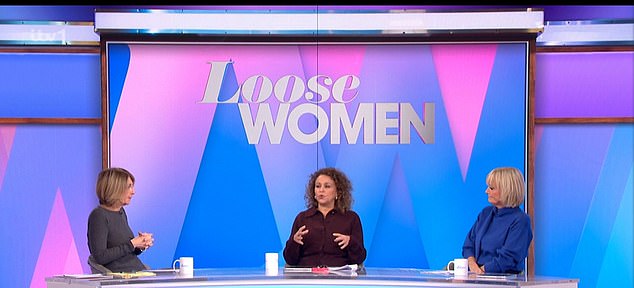 وكان من المتوقع أن تنضم أوليفيا إلى كاي آدامز ونادية صوالحة وجين مور في العرض، ولكن عندما بدأت الحلقة كانت أوليفيا مفقودة.