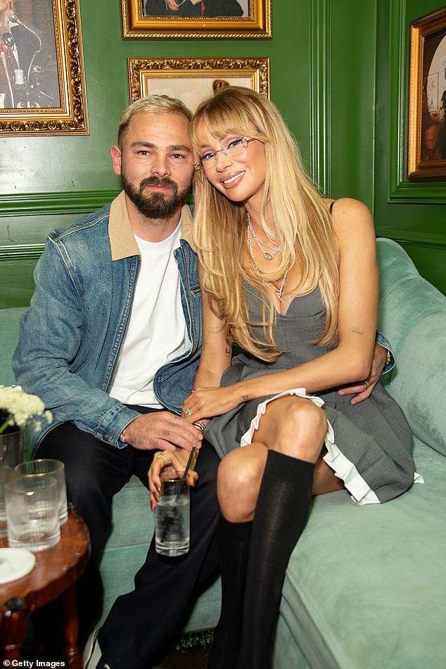 وتساءل المعجبون أيضًا عن سبب غياب برادلي عندما كانت في حالة سيئة للغاية، بعد أن قال الزوجان مؤخرًا إنهما مروا بـ 