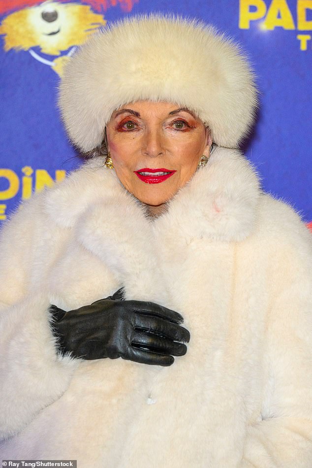 أضافت بعض السراويل السوداء والأحذية العالية إلى الركبة إلى مظهرها وارتدت بعض القفازات الجلدية الأنيقة