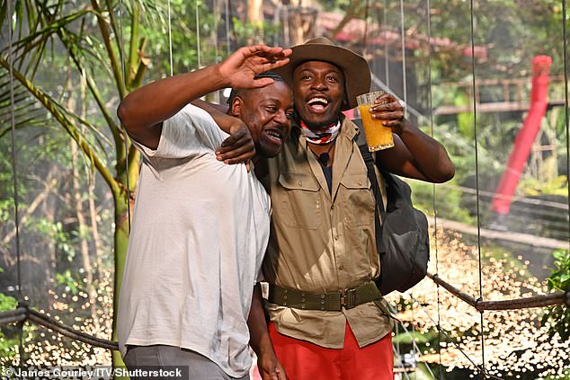 التقى إيدي بصديقه ديجي أكينيمي أثناء عبوره الجسر الشهير عائداً إلى الحضارة