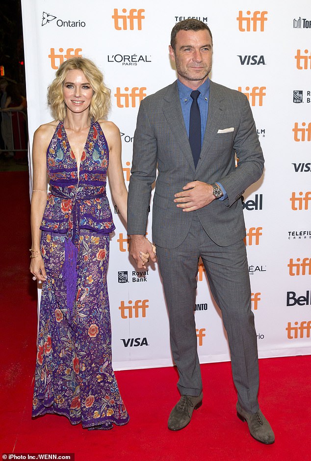 كان الزوجان يتواعدان لمدة 11 عامًا قبل أن ينفصلا في سبتمبر 2016؛ شوهد واتس مع شرايبر في عام 2016