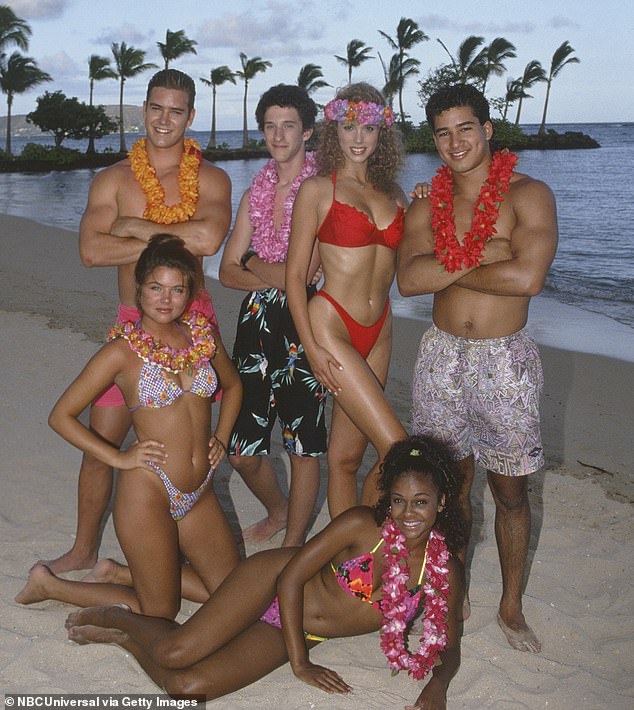 كان Saved By The Bell فيلمًا كلاسيكيًا فوريًا تابع حياة طلاب مدرسة Bayside High. يُنظر إلى بيركلي على أنها جيسي سبانو بالبكيني الأحمر