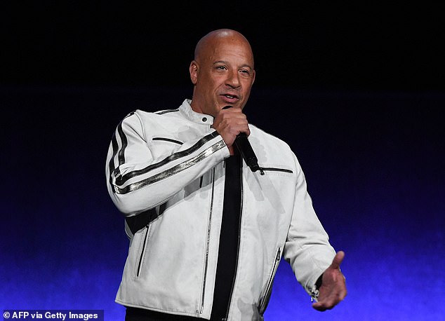 ردًا على الدعوى القضائية التي رفعها أستا جوناسون، والتي اتهم فيها الممثل بالضرب الجنسي، قال محاميه لمجلة فارايتي إن الأب لثلاثة أطفال 