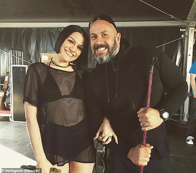 توفي ديف بشكل غير متوقع في عام 2018 حيث وصفه المغني بأنه من أفراد العائلة بعد وفاته (في الصورة معًا)