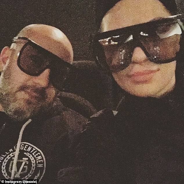 التالي انفجرت جيسي في البكاء بعد أن غنت 