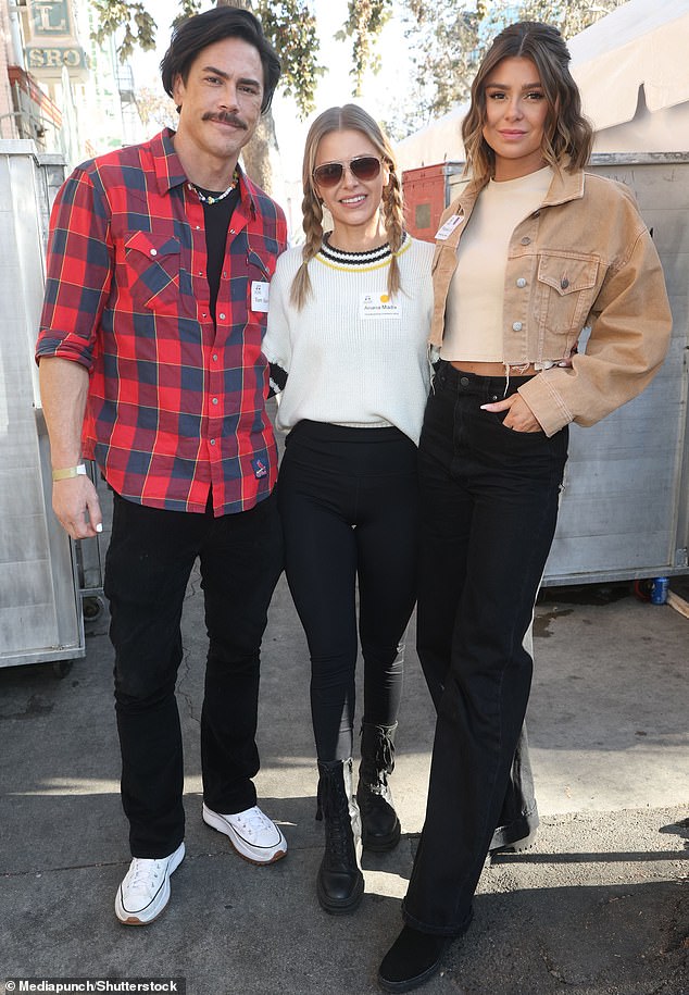 تأتي هذه الأخبار بعد عامين من اكتشاف خيانة صديقته التي كانت تبلغ من العمر تسع سنوات أريانا ماديكس (في الوسط) مع النجمة المشاركة في بطولة Vanderpump Rules راكيل ليفيس (يمين).