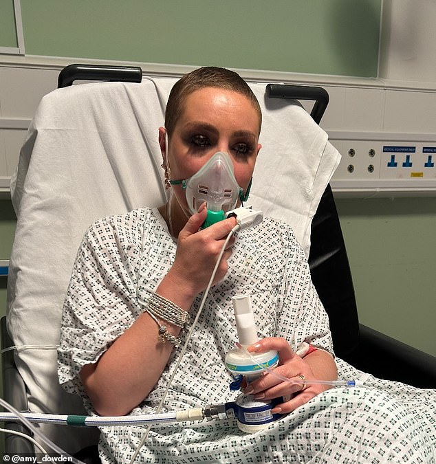 كجزء من علاجها المستمر للسرطان، تزور إيمي جناح الأورام المحلي كل شهر لتلقي الحقنة ومراقبتها.