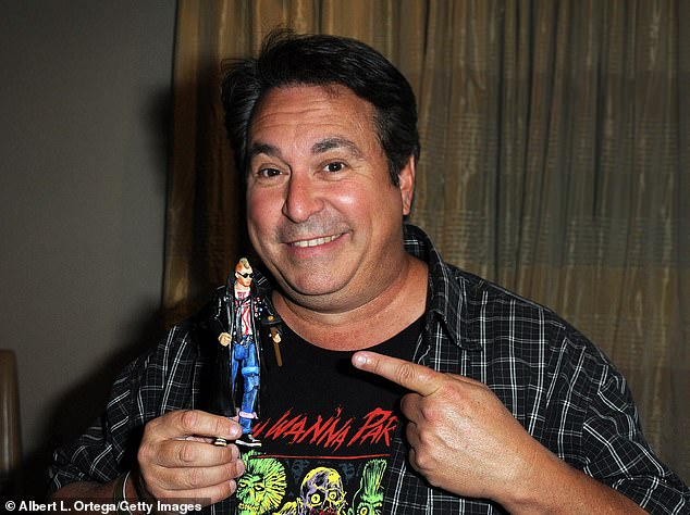 تزعم الدعوى أن العرض استخدم تقنيات تحرير تلاعبية لخلق انطباع خاطئ عن شنايدر لمحاولة تصويره في نفس الضوء مثل اثنين آخرين من مرتكبي الجرائم الجنسية المدانين الذين عملوا في عروض Nickelodeon - بما في ذلك مدرب الحوار بريان بيك (في الصورة)