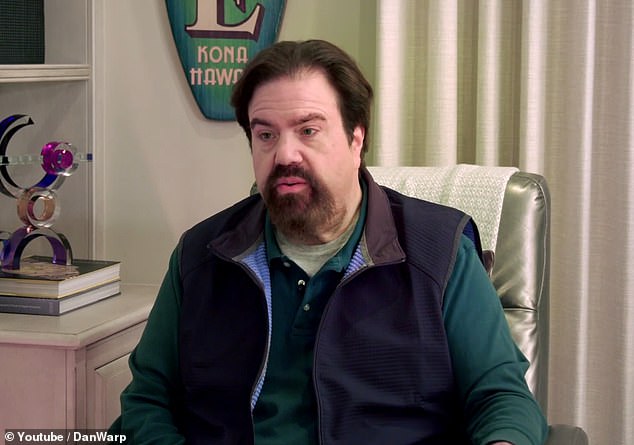 في مايو 2024، رفع شنايدر دعوى قضائية ضد منتجي مسلسل Quiet On Set بتهمة التشهير، مدعيًا أن المسلسلات الوثائقية المروعة صورته كذبًا على أنه معتدي جنسيًا على الأطفال.