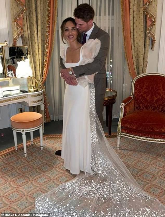 تزوجت من جيمس في ديسمبر 2023 أمام نجوم فيلم Made In Chelsea، بما في ذلك روبي أدلر وسام برينس.