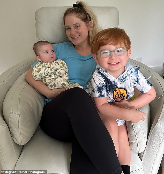 بعد أن استقبلت ابنيها رايلي، أربعة أعوام، وباري، عامين، مع زوجها داريل سابارا، خضعت ترينور لعملية تكبير الثدي وخسرت 60 رطلاً.