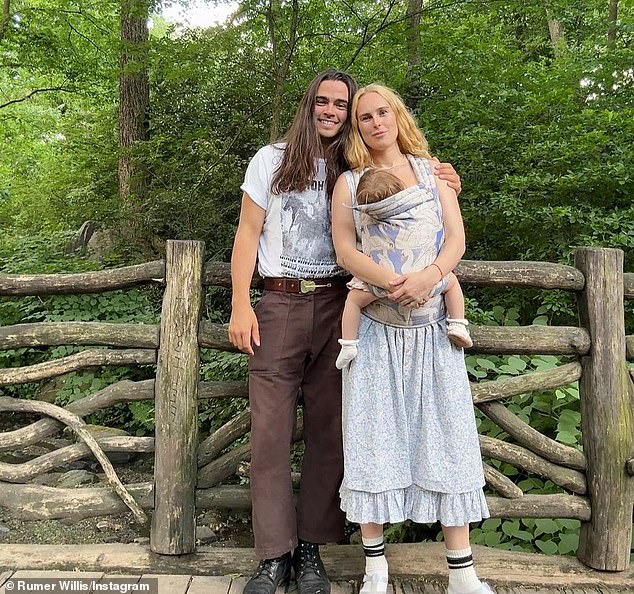 قالت ويليس - التي لا تزال ترضع لويلا - إنها عازبة منذ 