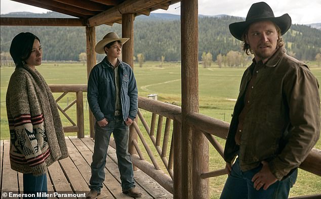 كان يُنظر إلى بريكن موريل (في الوسط) على أنه تيت ابن كايسي، على الرغم من أنه لم يُعلن بعد ما إذا كانت كيلسي أسبيل (يسار) ستعود بدور مونيكا زوجة كايسي